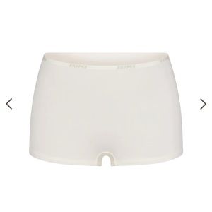 SKIMS Cotton Logo Hot Pant - Size Medium. Colour: Marble